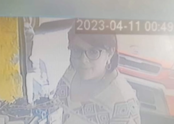 Mujer que fue captada hurtando un teléfono celular concilia con la víctima a quien pagará $150