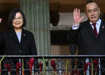 Presidente de Guatemala llega en visita oficial a Taiwán