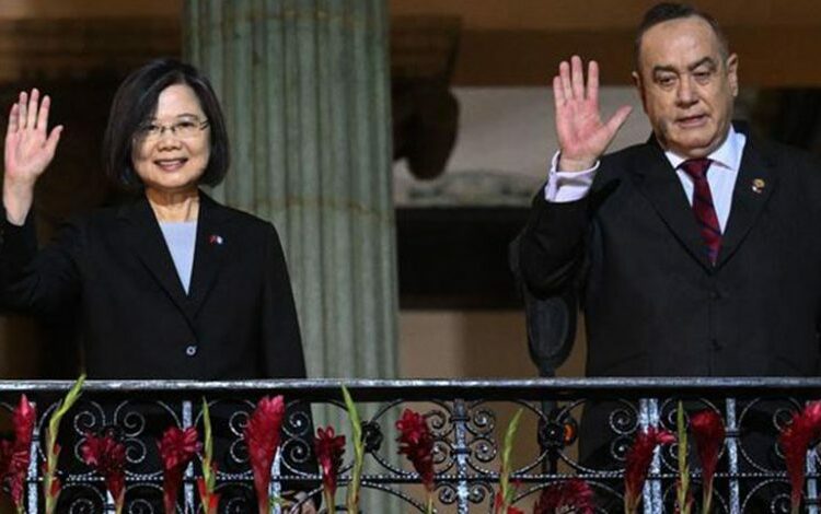 Presidente de Guatemala llega en visita oficial a Taiwán