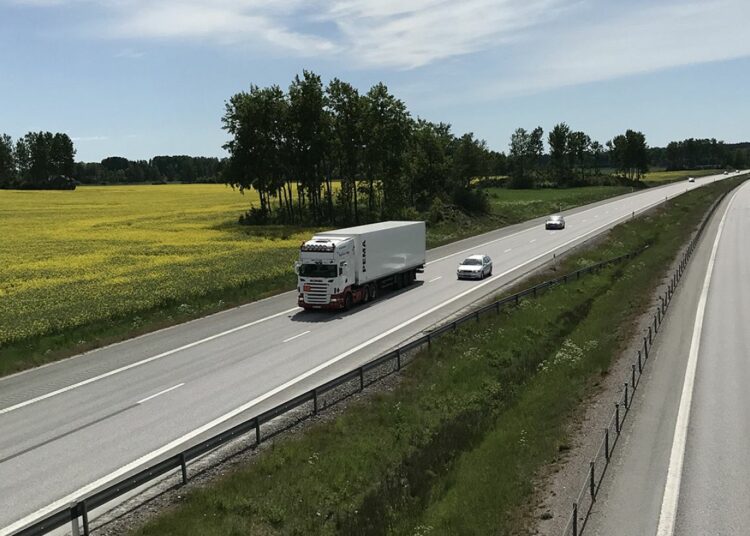 Suecia tendrá la primera carretera eléctrica que cargará vehículos en movimiento