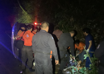 Conductor quedó atrapado tras volcar en carretera a Sonsonate