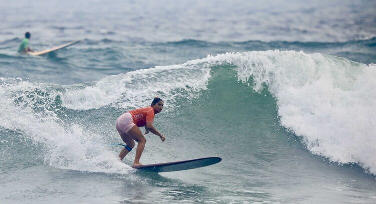 Sindy Portillo clasificó a la tercera ronda del Surf City ISA World Longboard Surfing Championship 2023