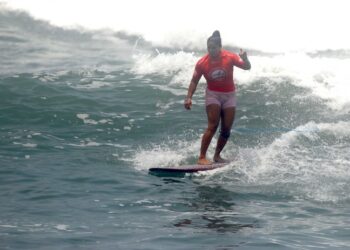 Salvadoreños cierran participación en el Surf City ISA World Longboard Surfing Championship 2023