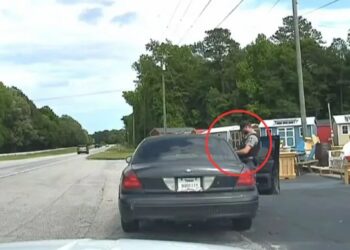 (IMÁGENES FUERTES ) Violento ataque a balazos a quemarropa entre policías y el pasajero de un automóvil