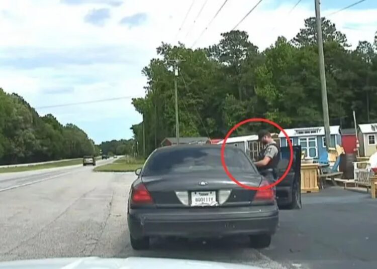 (IMÁGENES FUERTES ) Violento ataque a balazos a quemarropa entre policías y el pasajero de un automóvil