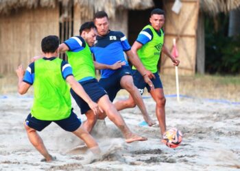 Selecta de playa masculina entrena con miras a San Salvador 2023