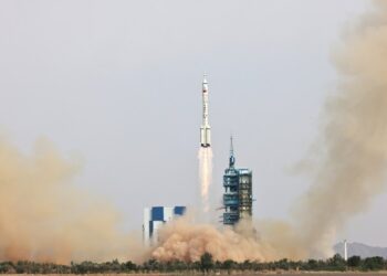 China lanza misión tripulada que estrenará su estación espacial