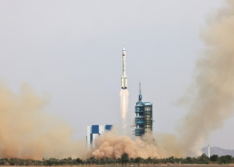 China lanza misión tripulada que estrenará su estación espacial