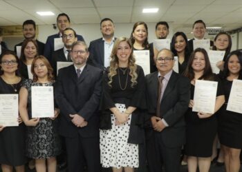 Médicos del ISSS se gradúan de diferentes especialidades