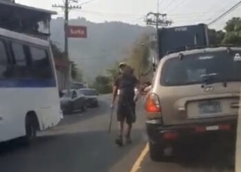 VIDEO | Motorista de una rastra ataca con un hierro a otro conductor en calle antigua a San Marcos