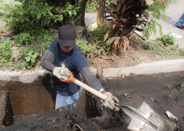 Desarrollan jornadas de limpieza previo a las lluvias en reparto Santa Marta