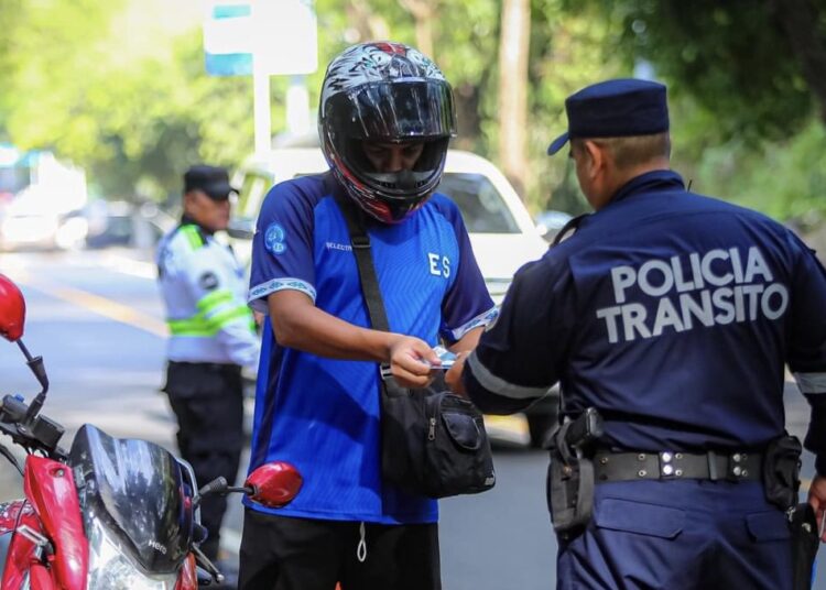 Autoridades de tránsito mantienen controles vehiculares para garantizar la seguridad vial