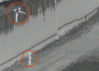 (VIDEO) Arrojan a un niño desde lo alto de un muro fronterizo de 9 metros para cruzar a EE.UU.