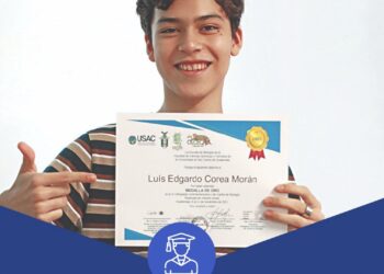 Joven recibe de la Asamblea distinción como “Notable Estudiante de El Salvador”