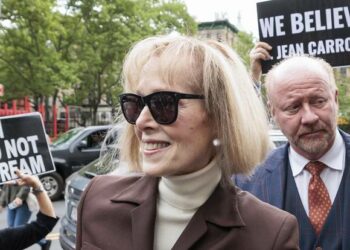 La periodista E. Jean Carroll demanda a Trump por difamación