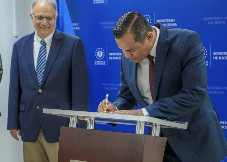 Gobierno firma contrato de garantía para programa de acceso al crédito para las Mipyme