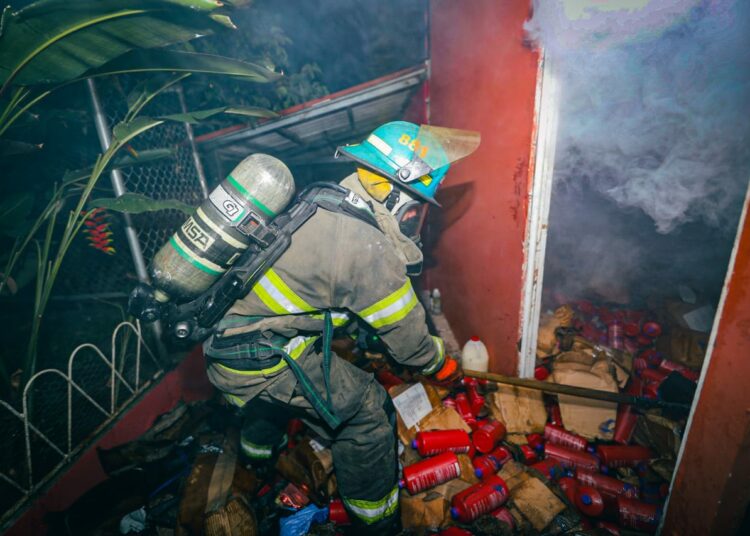 Bomberos liquidan incendio en una bodega de San Marcos