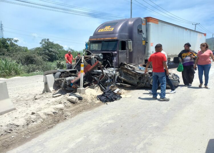 5 personas lesionadas en múltiple accidente de tránsito ocasionado por una rastra en Redondel Integración