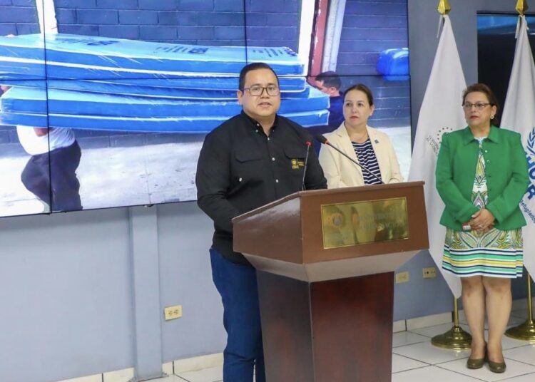 Gobierno recibe donativo de colchonetas para fortalecer albergues