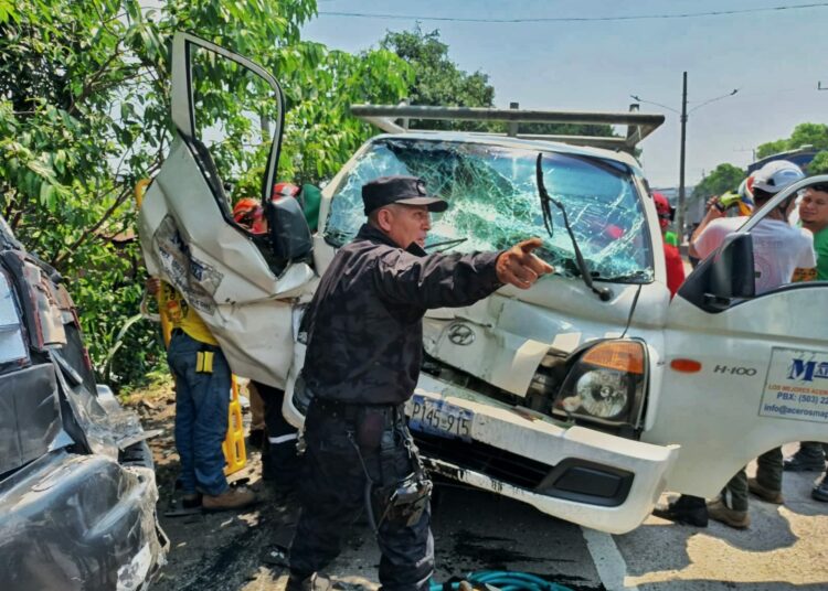 VIDEO | Reportan personas atrapadas y varios lesionados en accidente de tránsito en carretera Troncal del Norte