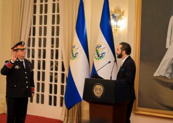 Presidente Bukele asciende al grado de Comisionado General de la PNC al director Mauricio Arriaza Chicas