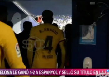 (VIDEO) Ronald Araujo y Sergio Busquets se enfrentaron con los fanáticos del Espanyol en los vestuarios tras frustrado festejo