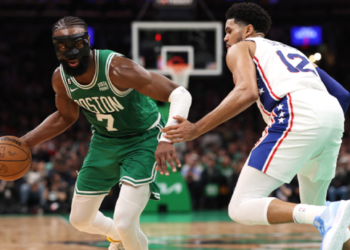 Los Celtics derrotaron 121-87 a los 76ers por el game 2 de los playoffs de la NBA