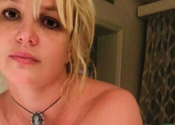 Britney Spears se queda despierta hasta tarde haciendo velas y ropa para muñecas