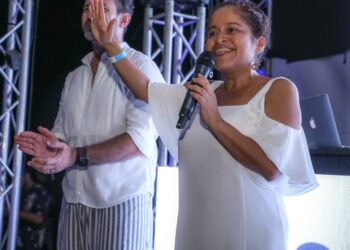 Torneo de surf finaliza en la noche con Aloha White Beach Party 