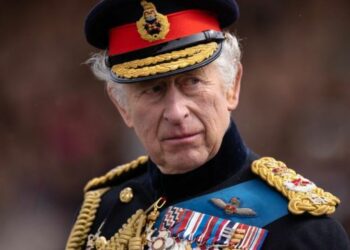 Coronación de Carlos III: Un figura obscena gigante aparece tallada en césped del Royal Crescent, escenario de fiesta en honor al rey