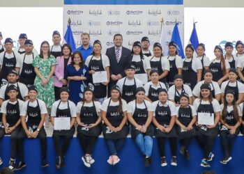 Gradúan a jóvenes del curso Gastro Lab, de La Libertad y Santa Ana