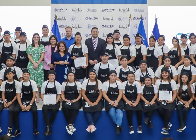 Gradúan a jóvenes del curso Gastro Lab, de La Libertad y Santa Ana
