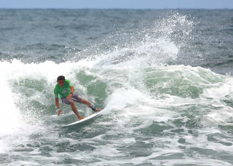 Salvadoreños inician su participación en el ISA World Surfing Games 2023