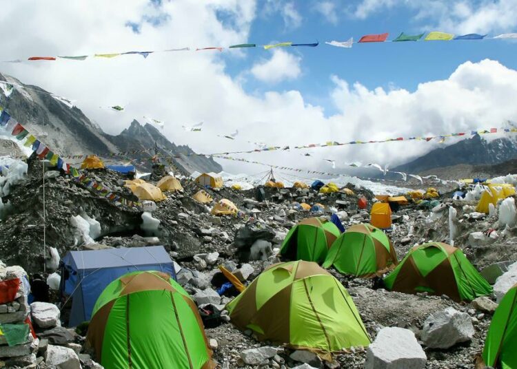 Montañistas hallaron más de 1,6 toneladas de desechos plásticos en el Himalaya