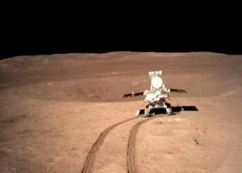 China halla vidrio natural en las muestras que trajo de la Luna