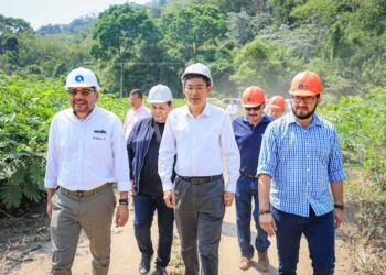 Autoridades inspeccionan zona donde construirán planta potabilizadora del lago de Ilopango