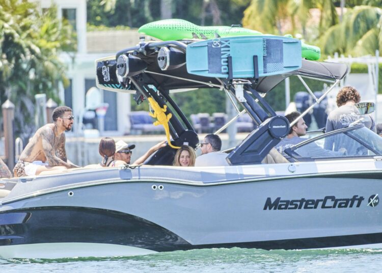 Lewis Hamilton y Shakira dieron un paseo en yate en Miami
