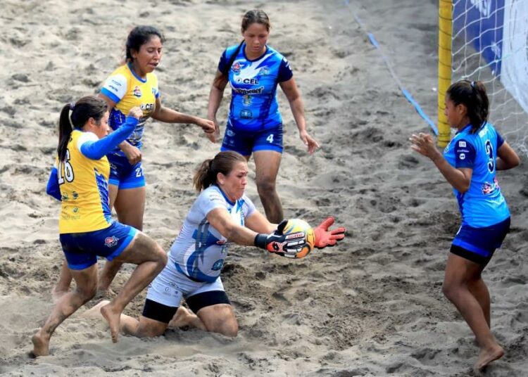 Jason Urbina celebró su primer triunfo como técnico en la LFP