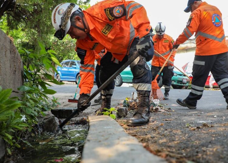 Realizan jornada de limpieza y exhortan a la población para no botar basura en las calles