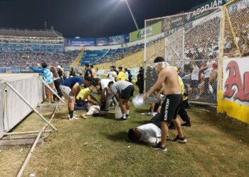 El presidente de la FIFA dio sus condolencias a familiares de los fallecidos ennel Estadio Cuscatlán