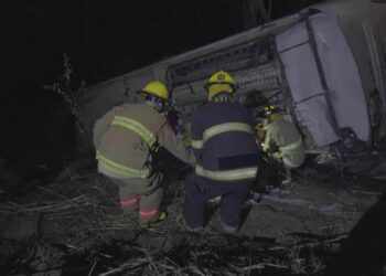 México: 18 muertos y 33 heridos al caer autobús por barranco