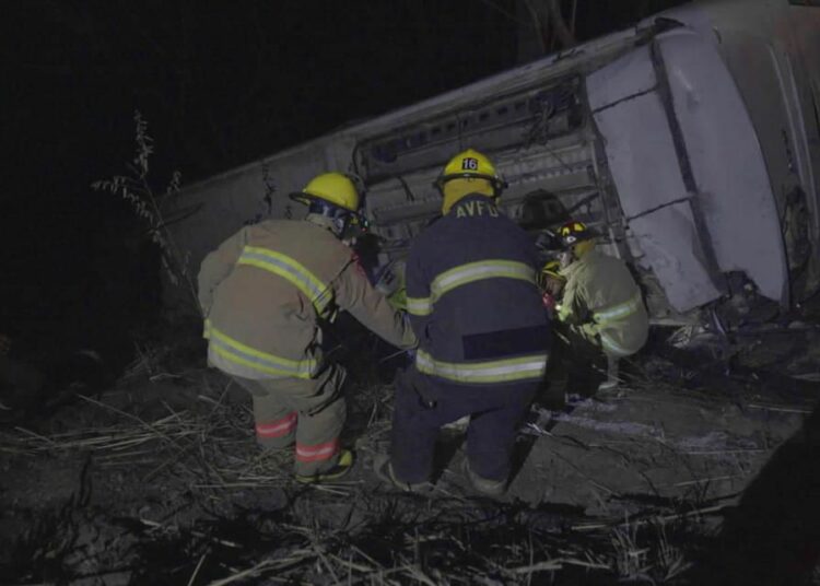 México: 18 muertos y 33 heridos al caer autobús por barranco