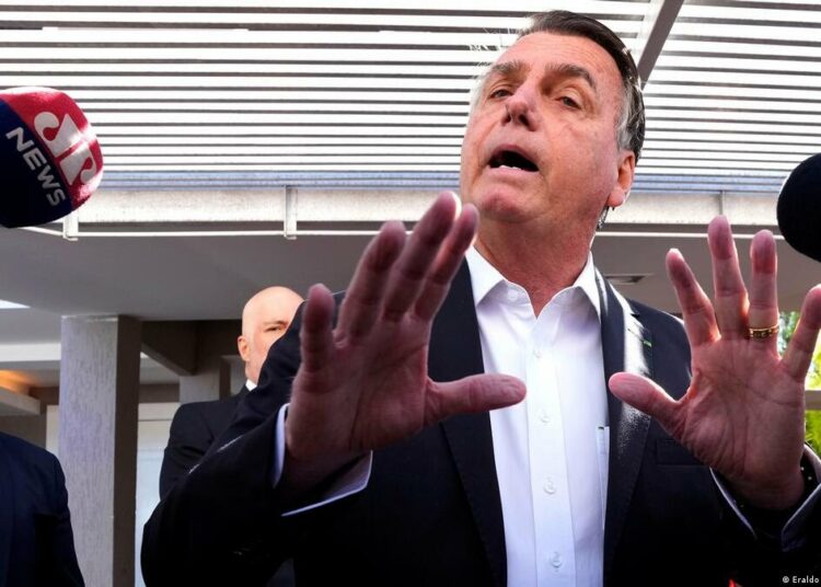 Allanan casa de Bolsonaro por presunta falsificación de carnet de vacunación