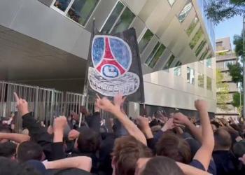 Los ultras del PSG llegaron a la sede del club para insultar a Messi