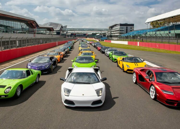 Unos 400 Lamborghini juntos en el circuito inglés de Silverstone para festejar los 60 años de la marca italiana