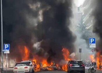 (VIDEOS) Estalló un camión cargado con tanques de oxígeno en el centro de Milán