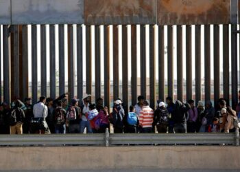 México reporta baja en flujo de migrantes hacia EE.UU. tras fin de Título 42