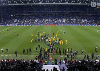 Aficionados del Espanyol ingresan al campo para que el Barça no celebre el título de Liga