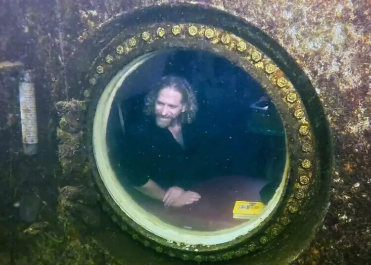 Profesor estadounidense rompe el récord de mayor tiempo viviendo bajo el agua