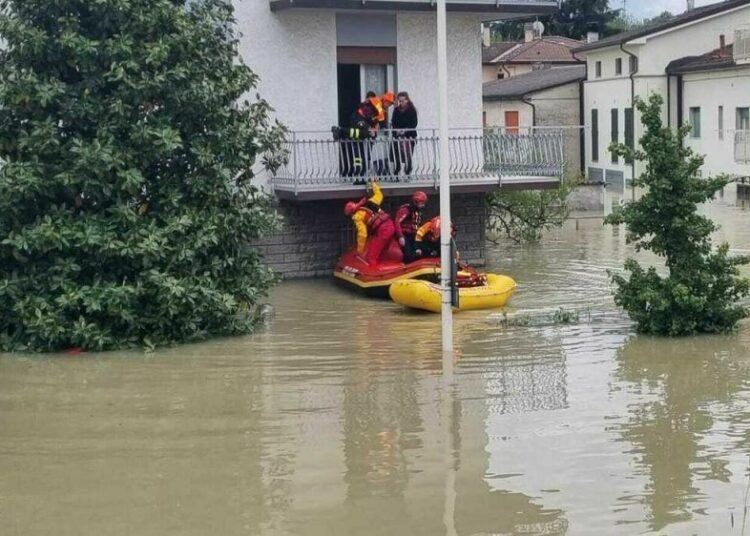 Al Menos Dos Muertos, Varios Desaparecidos Y Miles De Evacuados Por ...